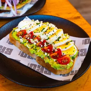 TOSTON  CON HUEVO Y PALTA