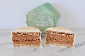 Alfajor de Manjar, bañado en Chocolate Blanco.