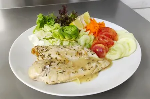 Reineta con salsa de champiñones + entrada y postre.