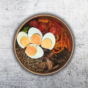 Ensalada de huevos y quinoa