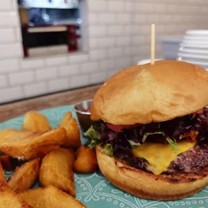 Hamburguesa clásica con papas fritas