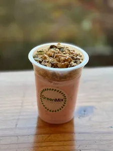 Yogurt sabor frutilla con granola Raw