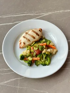Pechuga de pollo grillada con verduras salteadas