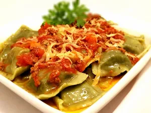 Ravioles Ricota y Espinaca en Salsa Boloñesa