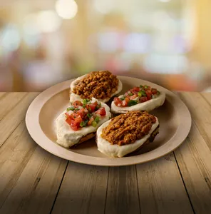 Molletes con Guisado