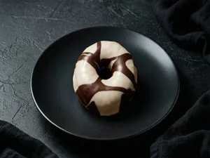 Dona Cubierta de Chocolate Blanco