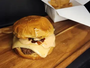 Burguer Alos 2 Quesos + Papas + Gaseosa