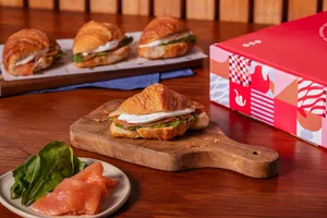 10 MiniCroissant Salmón, Queso Crema y Rúcula