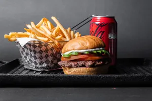 Burger Italiana + Papas y bebida.