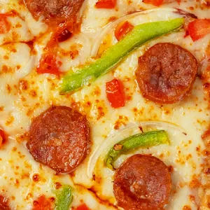 Nuestro chorizo de chillan con pimentón verde, cebolla y tomate.