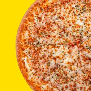 Pizza Doble Queso con doble porción de queso mozzarella, un toque de orégano, parmesano y salsa de tomate.