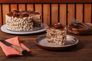 Torta Hojarasca Dulce de leche con Nuez 12 Porciones aprox