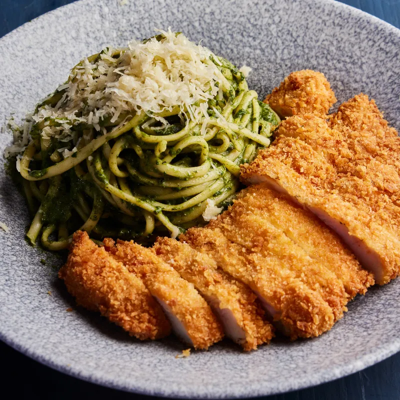 Tallarín en salsa pesto c/ Chicken Katsu