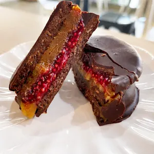 Alfajor de manjar mermelada de frambuesas Keto