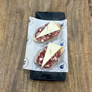 Pintxo de Salchichón y Queso Manchego