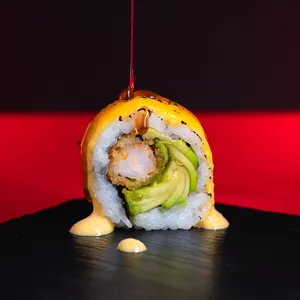 Tari Gratinado Roll Golden Fusión Nikkei con salsa Tari peruana gratinada y teriyaki, relleno de camarón furai y palta. Sakai Sushi Providencia.