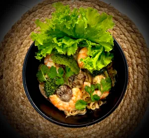 Pad Curry Kanda (Curry Salteado con Fideos)