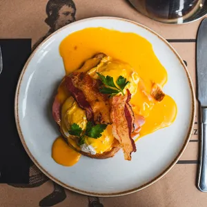 Huevos Benedictino Guanciale