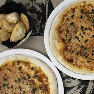 2 Pizzas Ciudadano + Empanadas