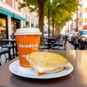 alt="Sándwich Aliado con pan artesanal y café — combo desayuno Paradiso"