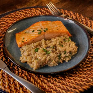 Salmón con risotto de champiñones