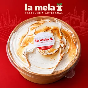Postre de tres leches con merengue italiano.