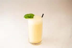 Jugo de Piña, miel y cedrón