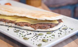 Pan Pita Artesanal Mechada Queso