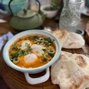 Brunch Tikka Masala Shakshuka + té o café orgánico APLV, Sin Soya