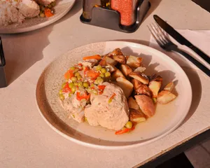 Almuerzo - Pollo arverjado con arroz o papas rústicas 450g