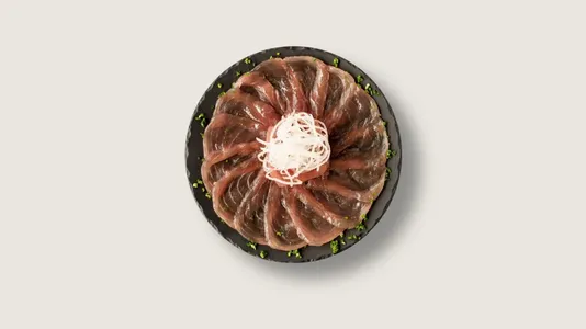 Sashimi de atún corte fino