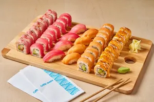 Sushi Box Tuna Sake - 4 Rollos y 8 Nigiris en Charola