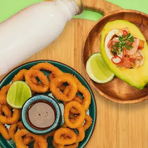 Anillos de calamar + ceviche + limonada