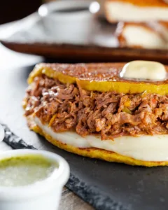 Cachapa Pelua (Carne mechada&Queso)