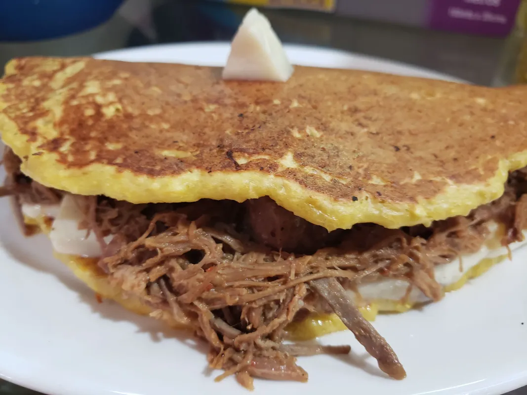 Cachapa mechada y queso de mano