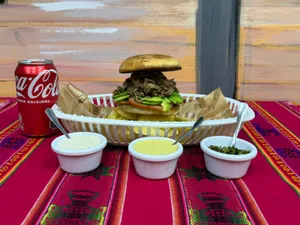 Sandwich De Carne Mechada + Bebida