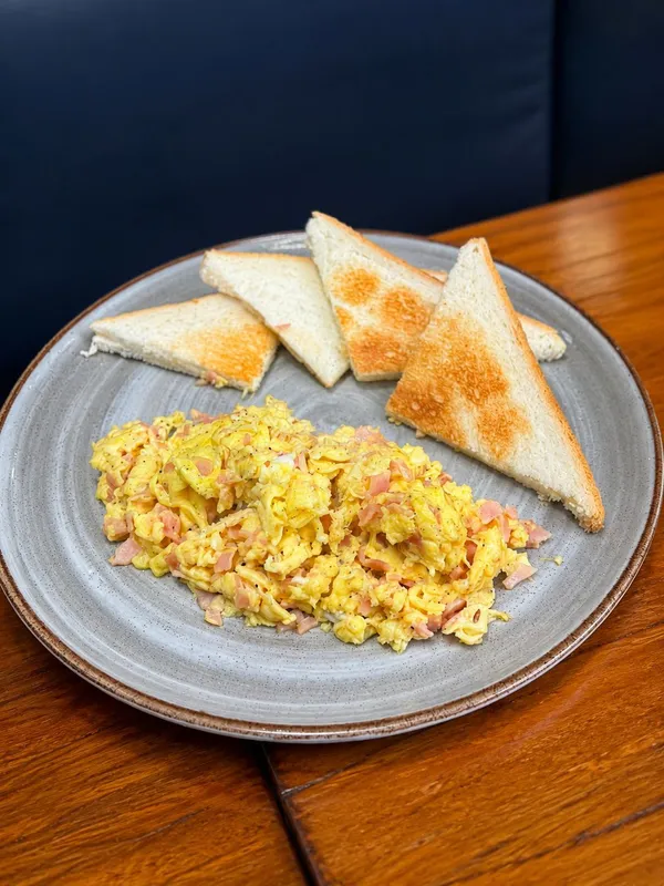 Huevos revueltos con jamón inglés