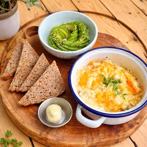 Paila de Huevos de gallinas libres + 1/2 Palta + Mantequilla con ajos asados + pan de masa madre