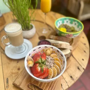 Brunch Veraniego Vegano té o café orgánico + jugo natural 200 ml. APLV, Sin Soya