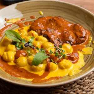 Ñoquis con filete anticuchero