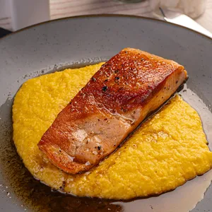 FILETE DE SALMÓN CON CREMA PASTELERA