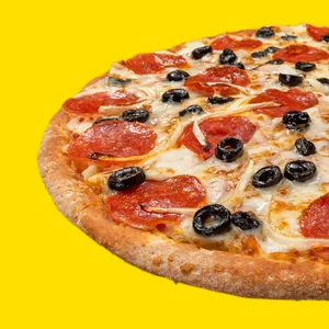 Pizza Romana con nuestro delicioso Pepperoni importado de USA, cebolla, aceitunas, queso mozzarella y salsa de tomate.