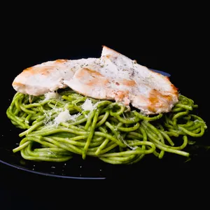 Tallarín verde con pechuga
