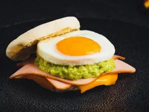Sandwich de huevo, palta y jamón
