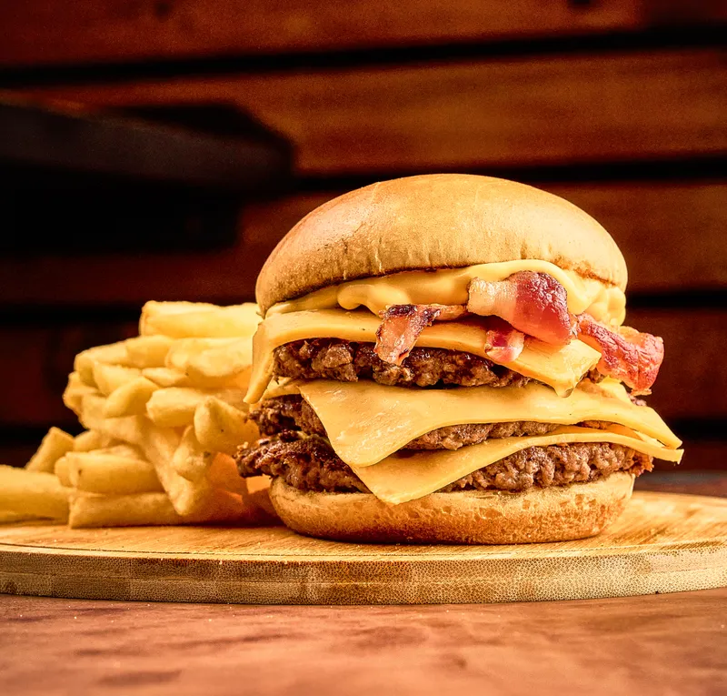 Hamburguesa triple bacon + papitas Hamburguesa triple bacon + papitas