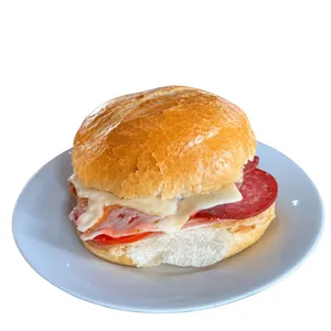 Sandwich pizza (3 quesos+jamones+ 4salames+tomate+orégano+salsa pizzera papas al hilo, cremas y ensaladas)