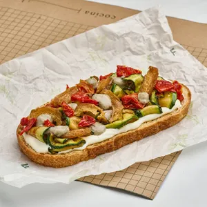 Bruschetta de vegetales asados