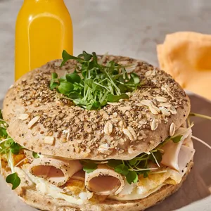 Bagel de Jamón con jugo
