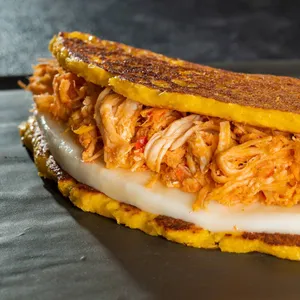 Cachapa Catira (Pollo mechado&Queso)