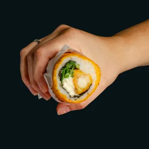Handroll camaron, queso y cebollin